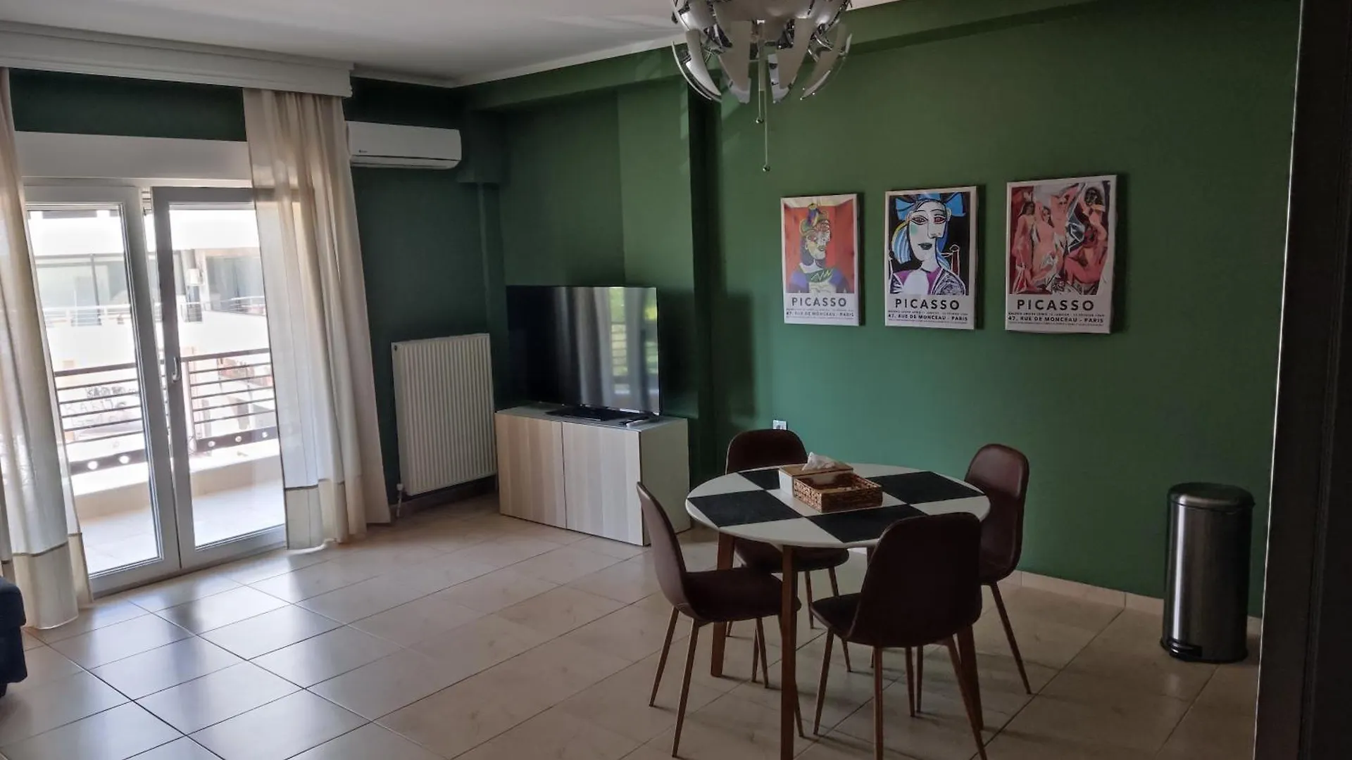 Cozy Apt! Friends & Family - Private Paid Parking 테살로니키